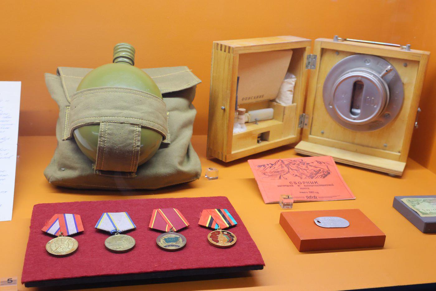 Фляжка, аптечка и награды.