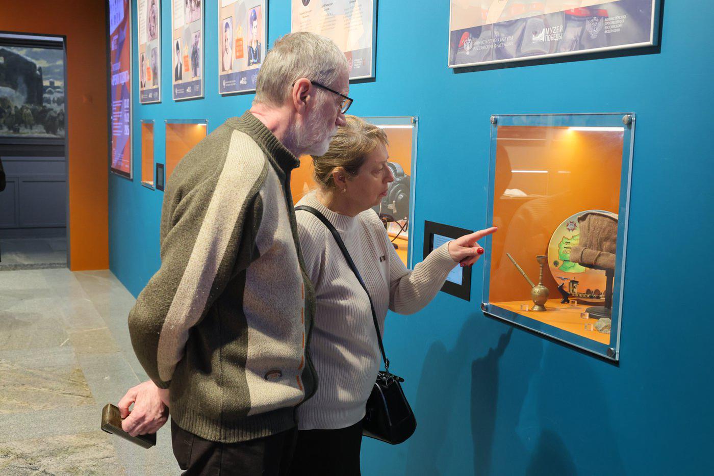 Посетители выставки. Интерес к тем далёким событиям не угасает.