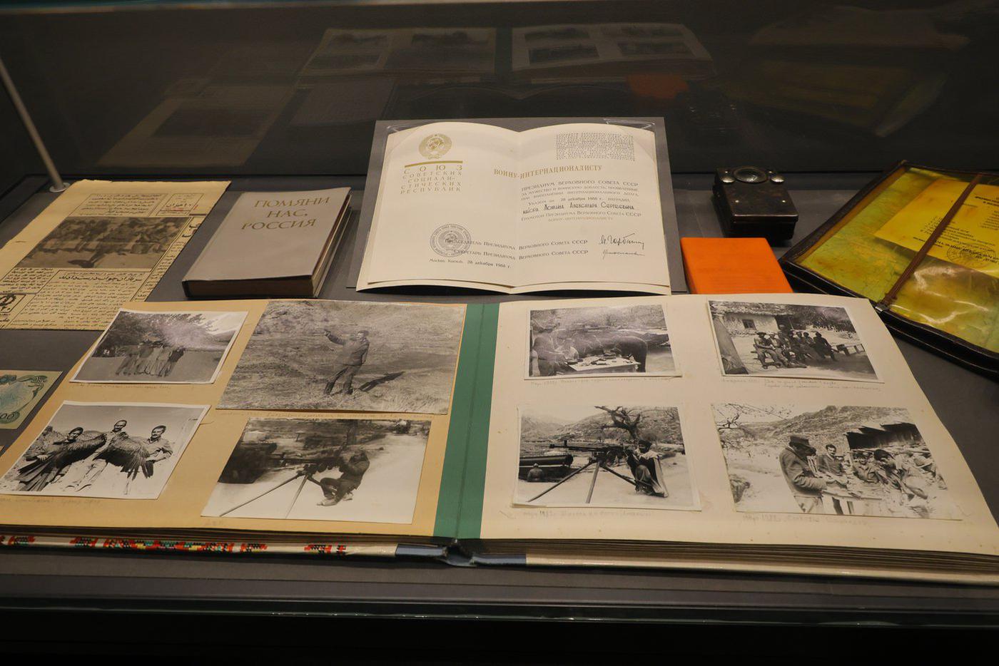 Фотографии тех лет посетители рассматривали дольше, словно искали знакомые лица...