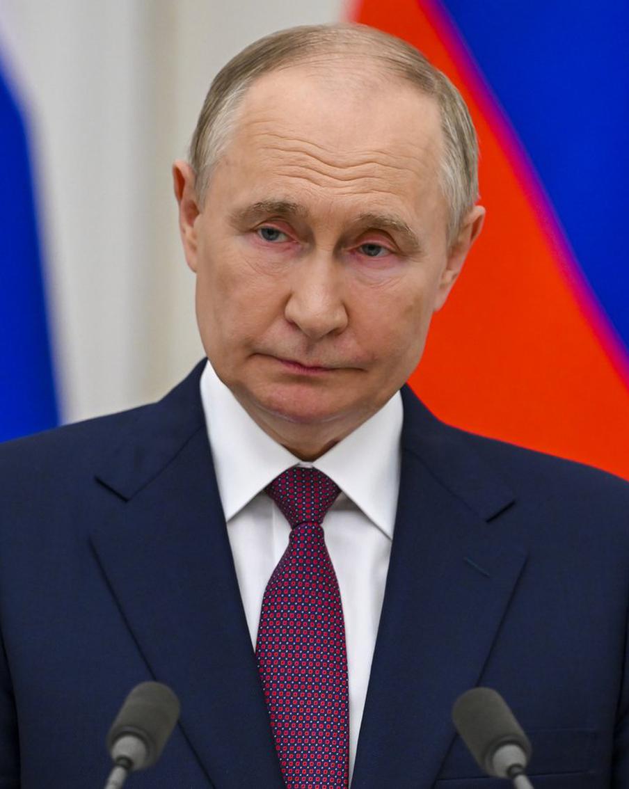 Песков: Кремль не планирует судиться из-за товаров с лицом Путина. Кремль не намерен инициировать судебные разбирательства с производителями продукции, на которой изображён Президент Российской Федерации Владимир Путин, при условии отсутствия признаков посягательства на его честь и достоинство. Об этом сообщил журналистам ТАСС пресс-секретарь главы государства Дмитрий Песков