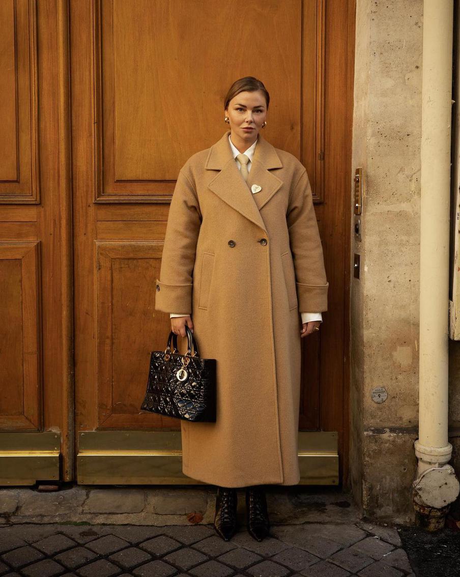 Выбирайте пальто и тренчи длины ниже колена.