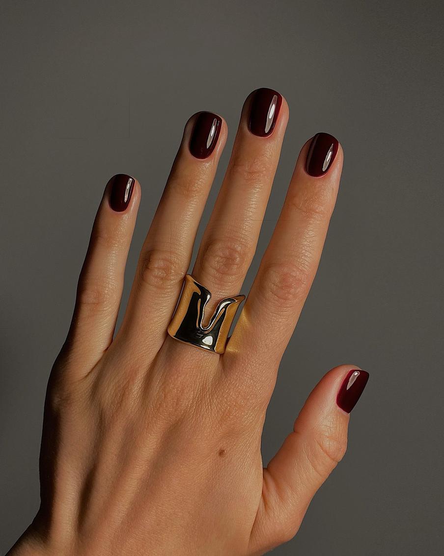 Тёмный маникюр: топ-5 стильных и статусных вариантов дизайна ногтей
