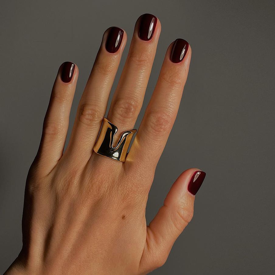 Тёмный маникюр – 2026: 5 стильных и статусных вариантов дизайна ногтей