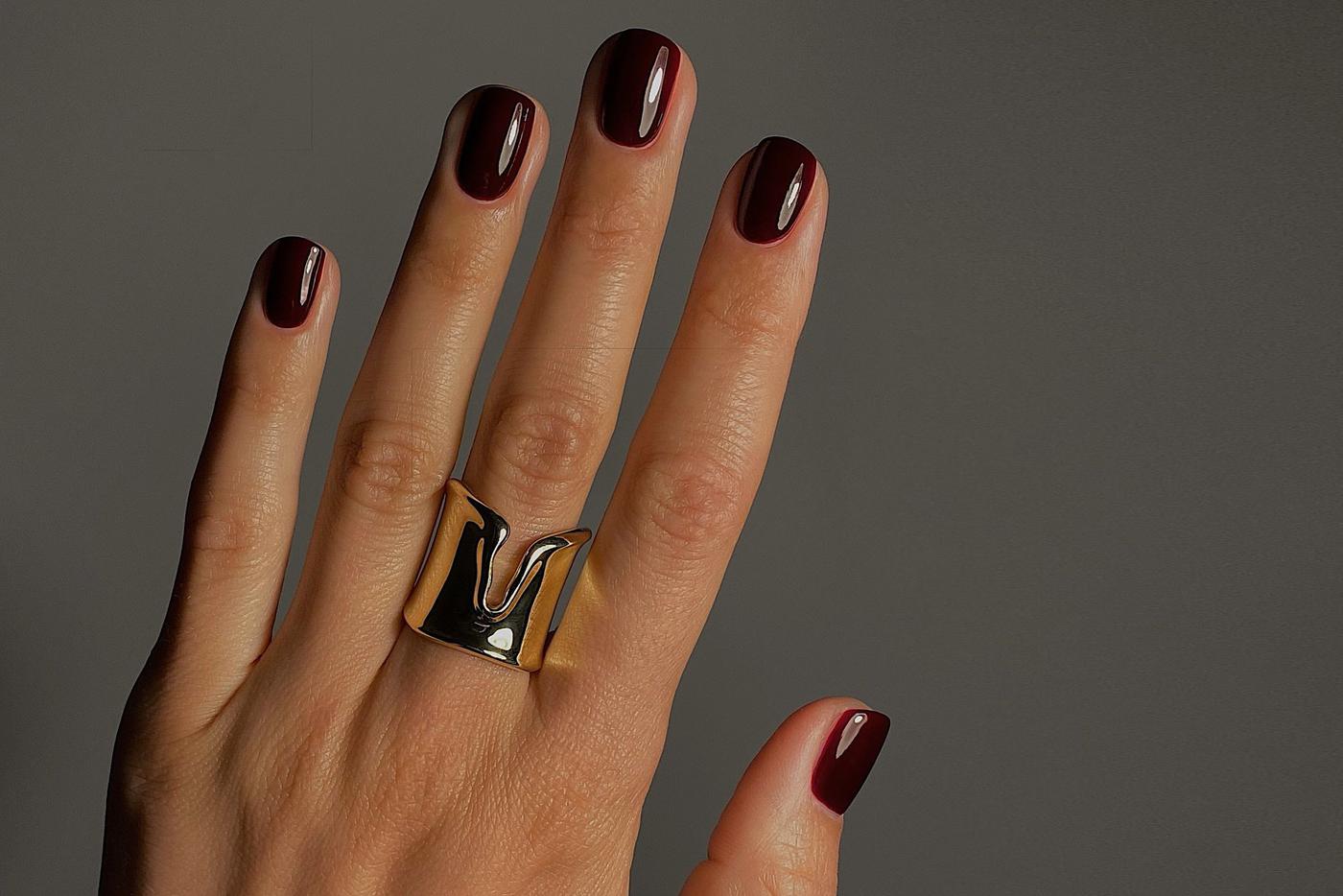 Тёмный маникюр: топ-5 стильных и статусных вариантов дизайна ногтей