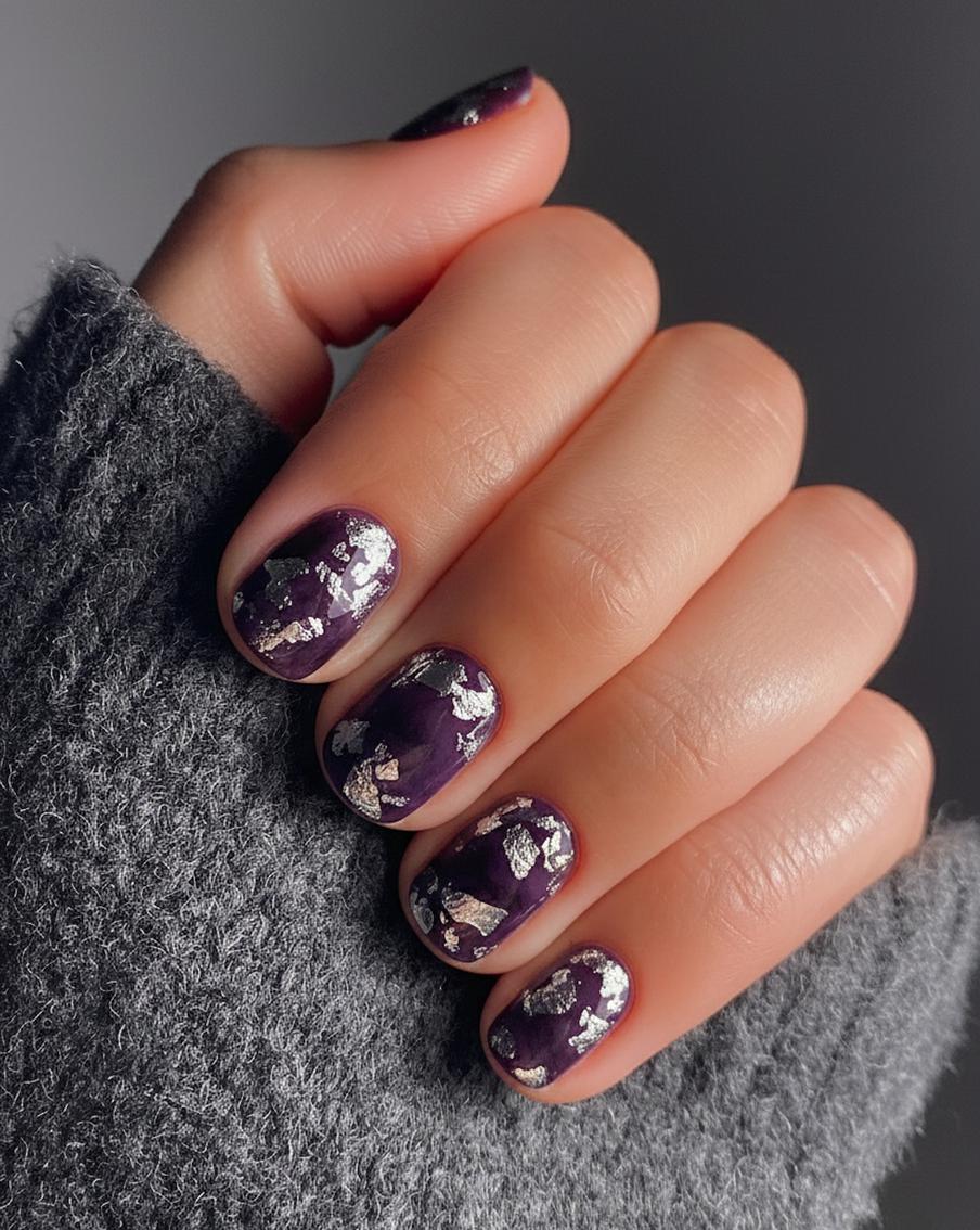 Дымчатый фиолетовый, украшенный фольгой.