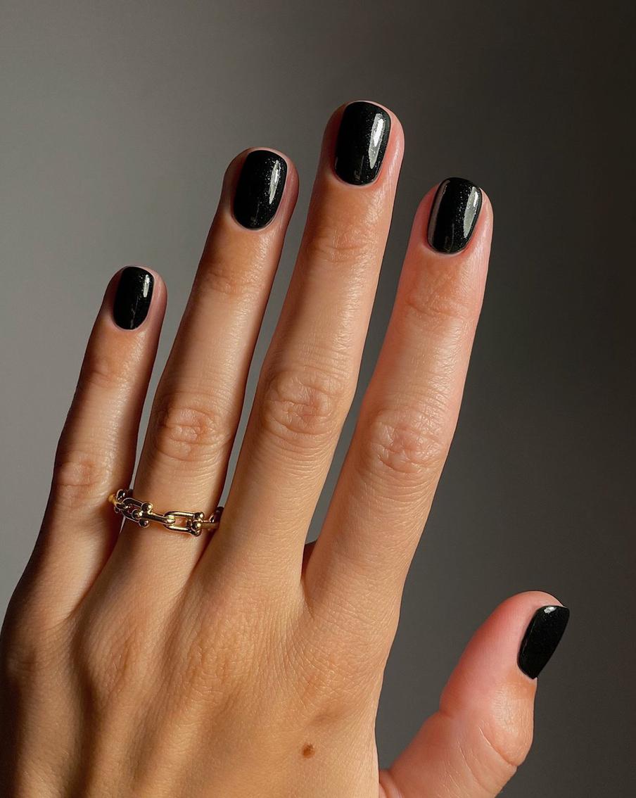 Чёрный глянец с лёгким мерцанием.