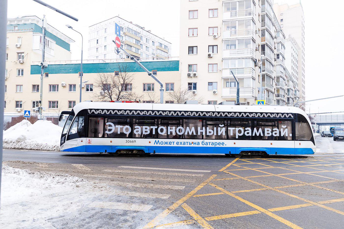 Возвращение трамваев на Трифоновскую улицу пришлось по душе студентам