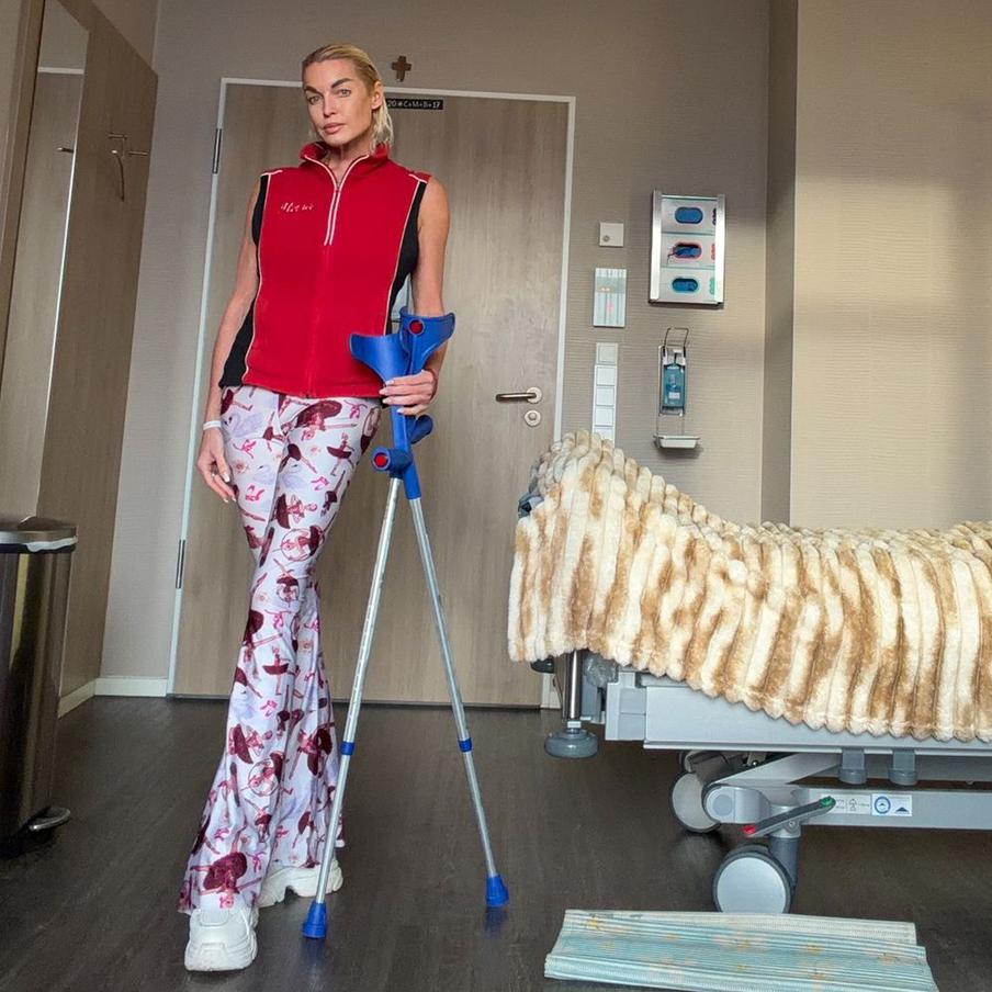 Анастасия Волочкова в палате после операции.