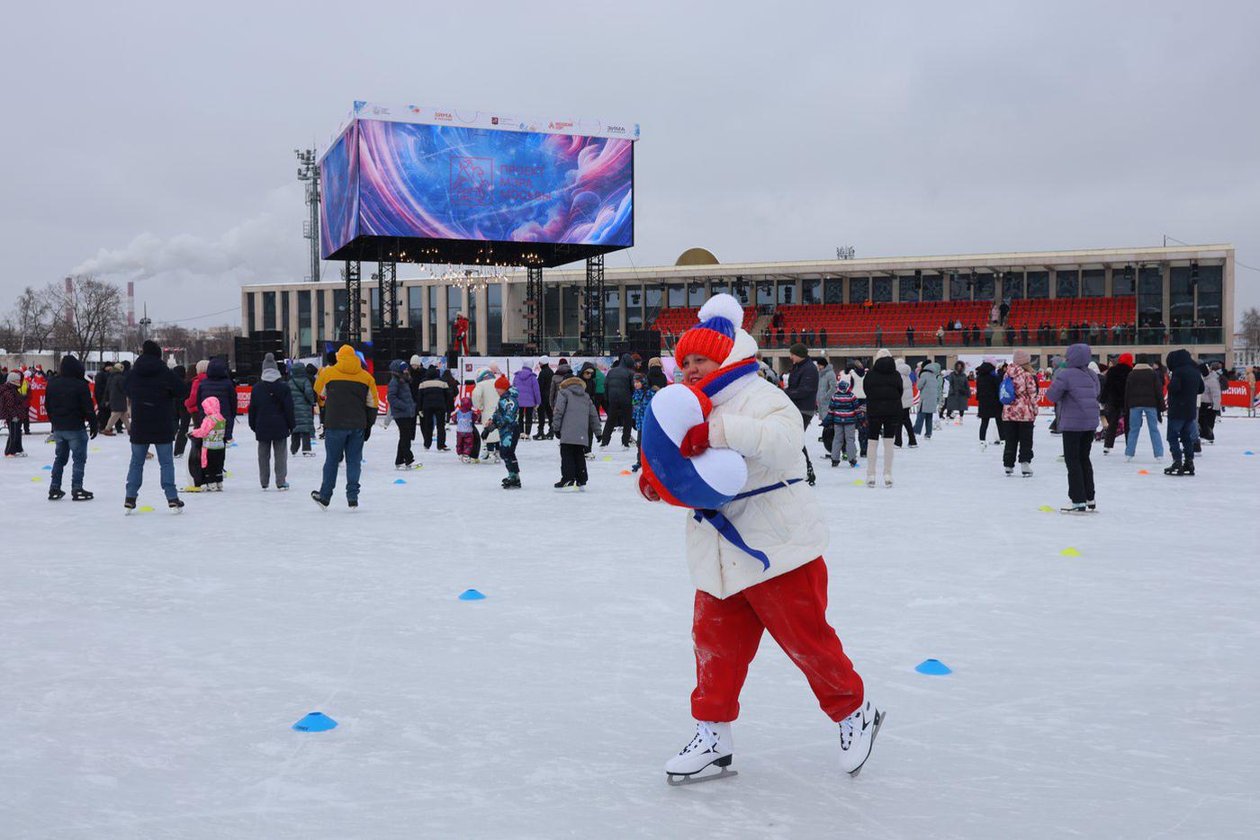 Та самая патриотичная фигуристка в российском триколоре.