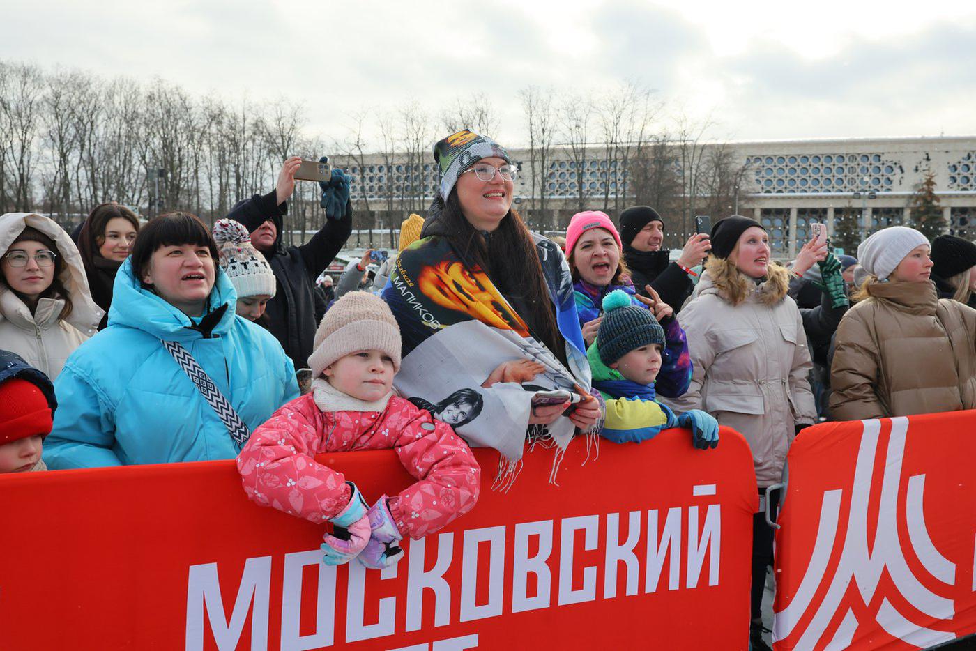 Со светящимся лицом девушка, с ног до головы одетая в мерч Дмитрия Маликова, встречает кумира у сцены. 