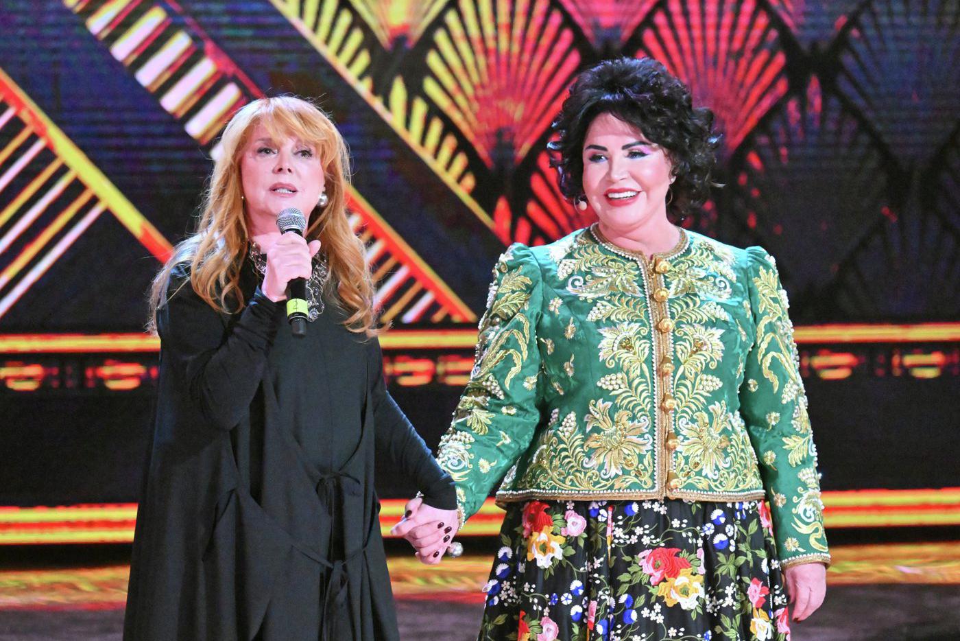 Клара Новикова (слева) и Надежда Бабкина выступают в шоу "Надежда Бабкина. Юбилей, который пошёл не так".