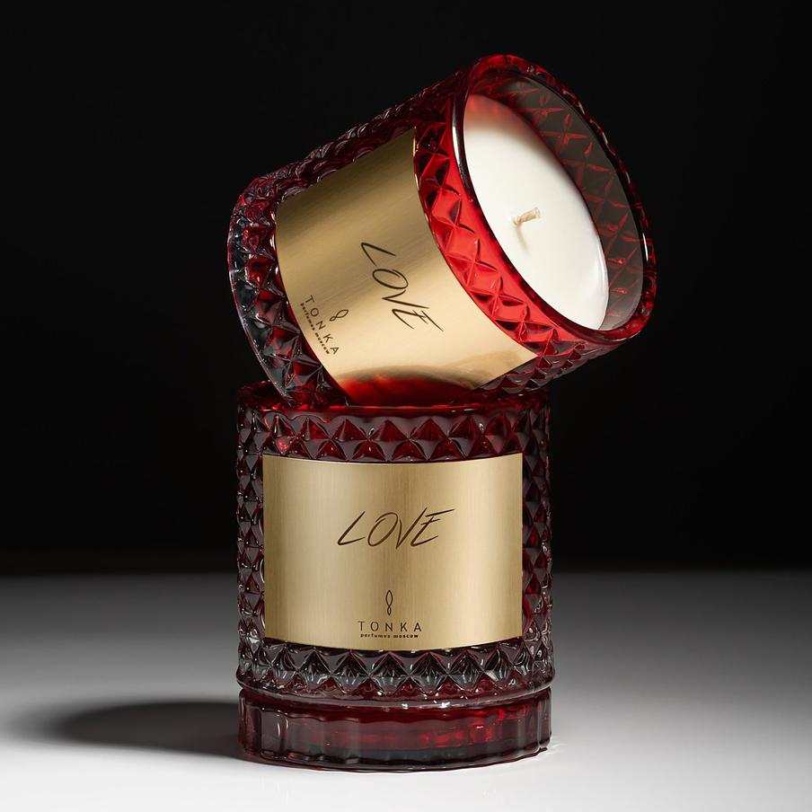 В основе продуктов – натуральные ингредиенты: эфирные масла, соевый воск, ротанговые палочки и тщательно подобранные материалы для флаконов.