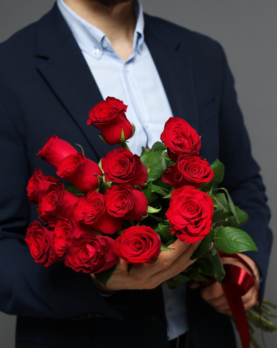 У москвички пытаются отсудить деньги за подаренные ей букеты: юрист объяснил, как доказать, что подарок – это не часть фейковых закупок