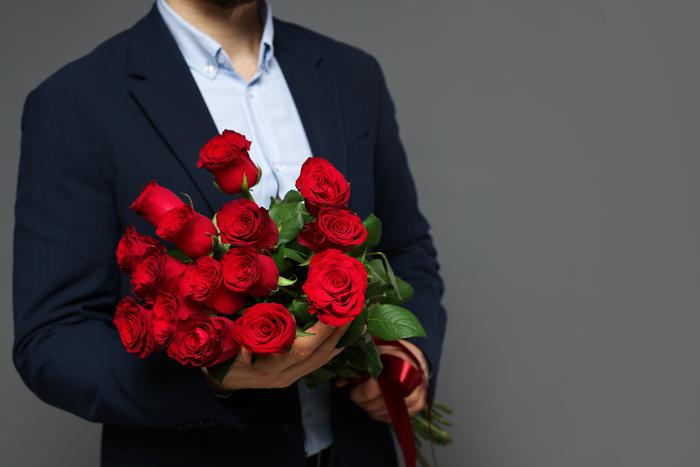 У москвички пытаются отсудить деньги за подаренные ей букеты: юрист объяснил, как доказать, что подарок – это не часть фейковых закупок