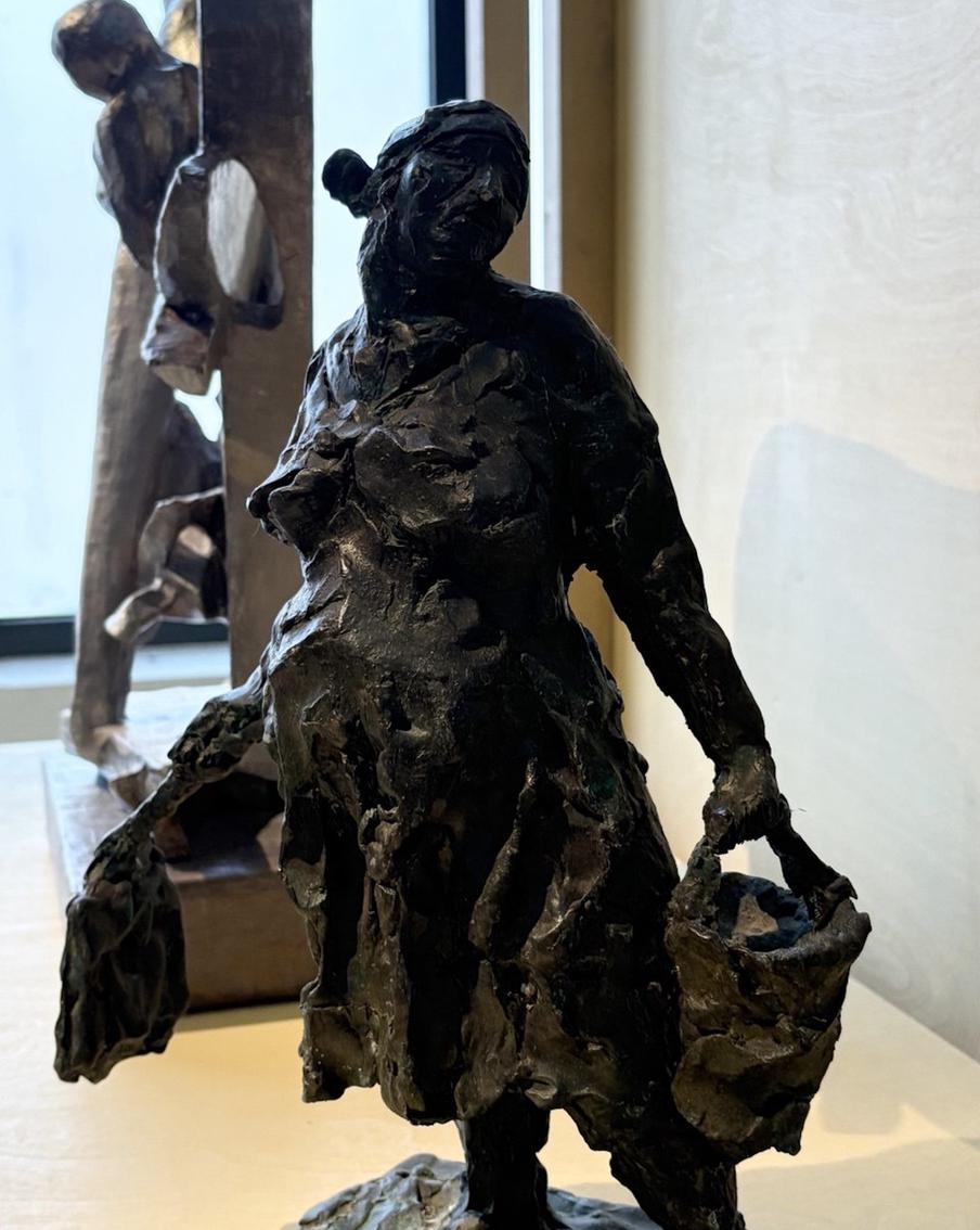 Скульптура передаёт всю усталость от тяжёлого физического труда.