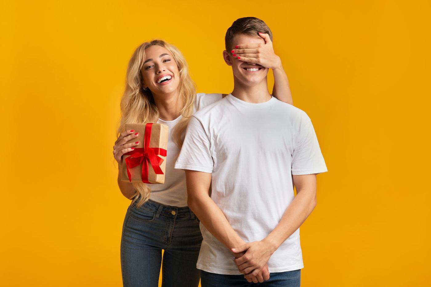 Что подарить на 23 февраля: лучшие идеи для мужчин с характером и вкусом