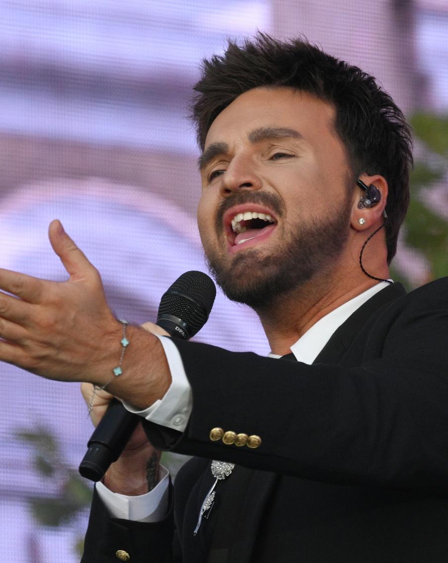 "Это наш сыночек": Александр Панайотов с супругой впервые вышли в свет со своим мальчиком