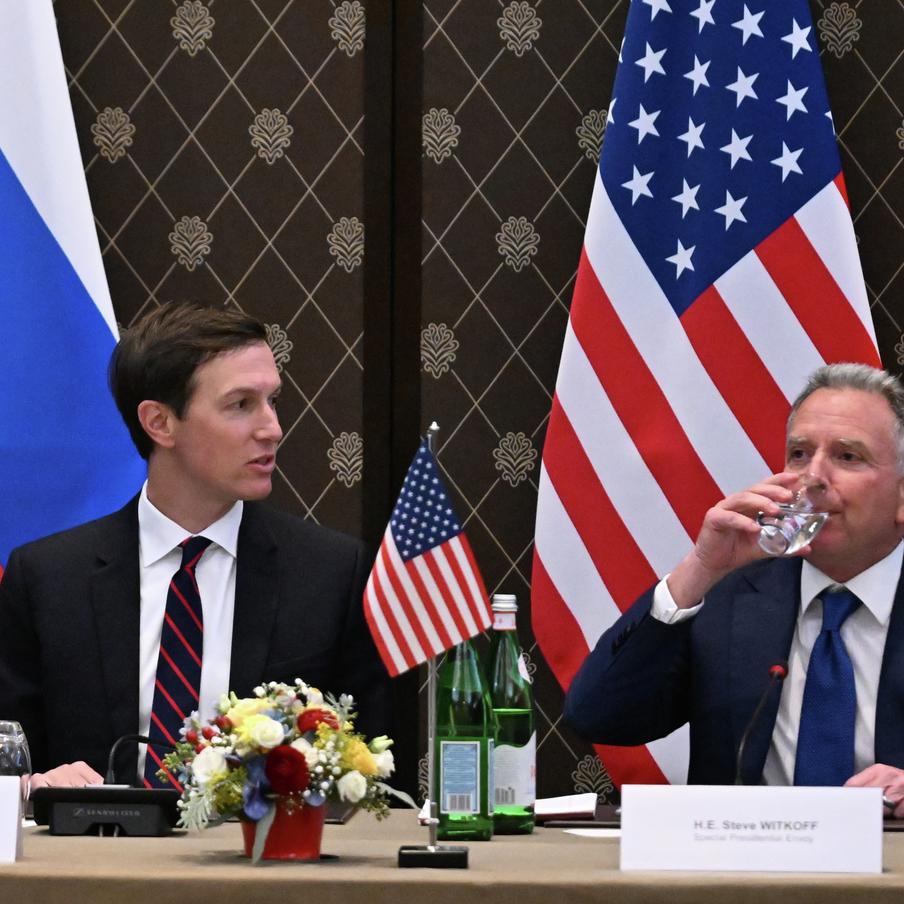 В России придумали необычное прозвище переговорщикам из США. Американские представители, участвующие в диалоге по украинскому вопросу, получили неофициальное имя, связанное с семейными отношениями одного из них с президентом США. Об этом сообщили зарубежные журналисты