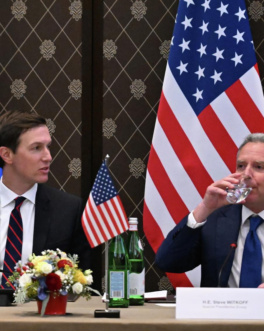 В России придумали необычное прозвище переговорщикам из США. Американские представители, участвующие в диалоге по украинскому вопросу, получили неофициальное имя, связанное с семейными отношениями одного из них с президентом США. Об этом сообщили зарубежные журналисты