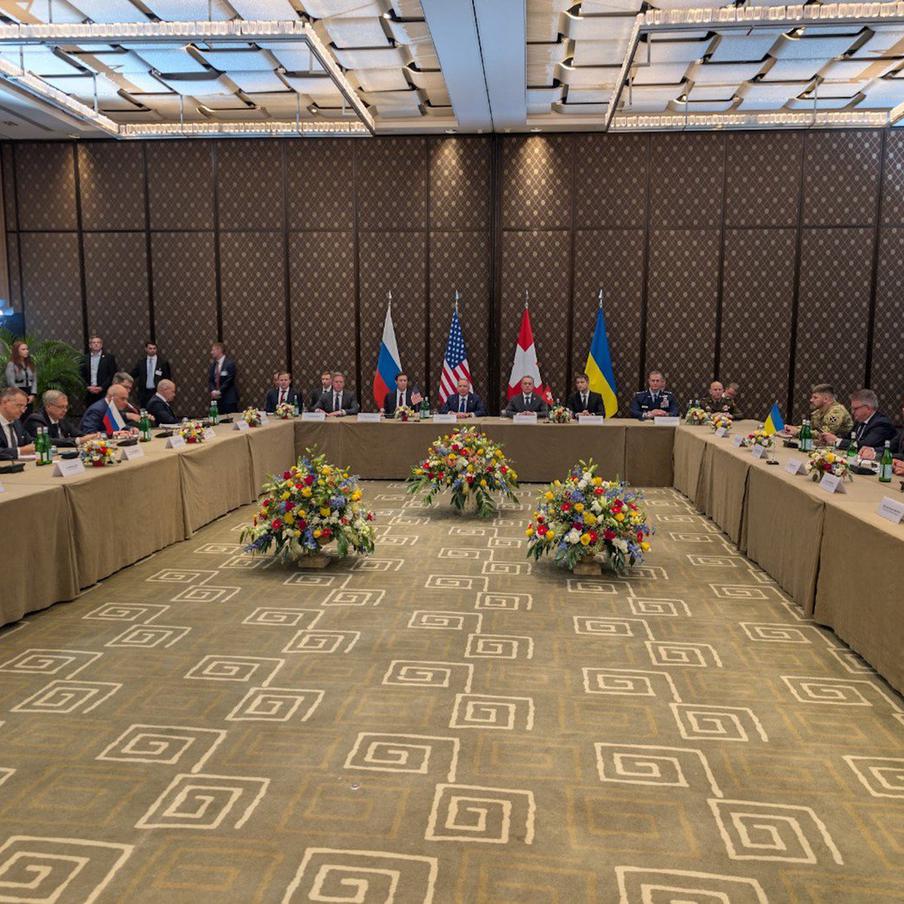 Переговоры России, США и Украины в Женеве продолжатся утром 18 февраля. Встреча представителей трёх стран возобновится в швейцарской столице после продолжительных консультаций накануне. Российскую делегацию на переговорах возглавляет помощник президента Владимир Мединский