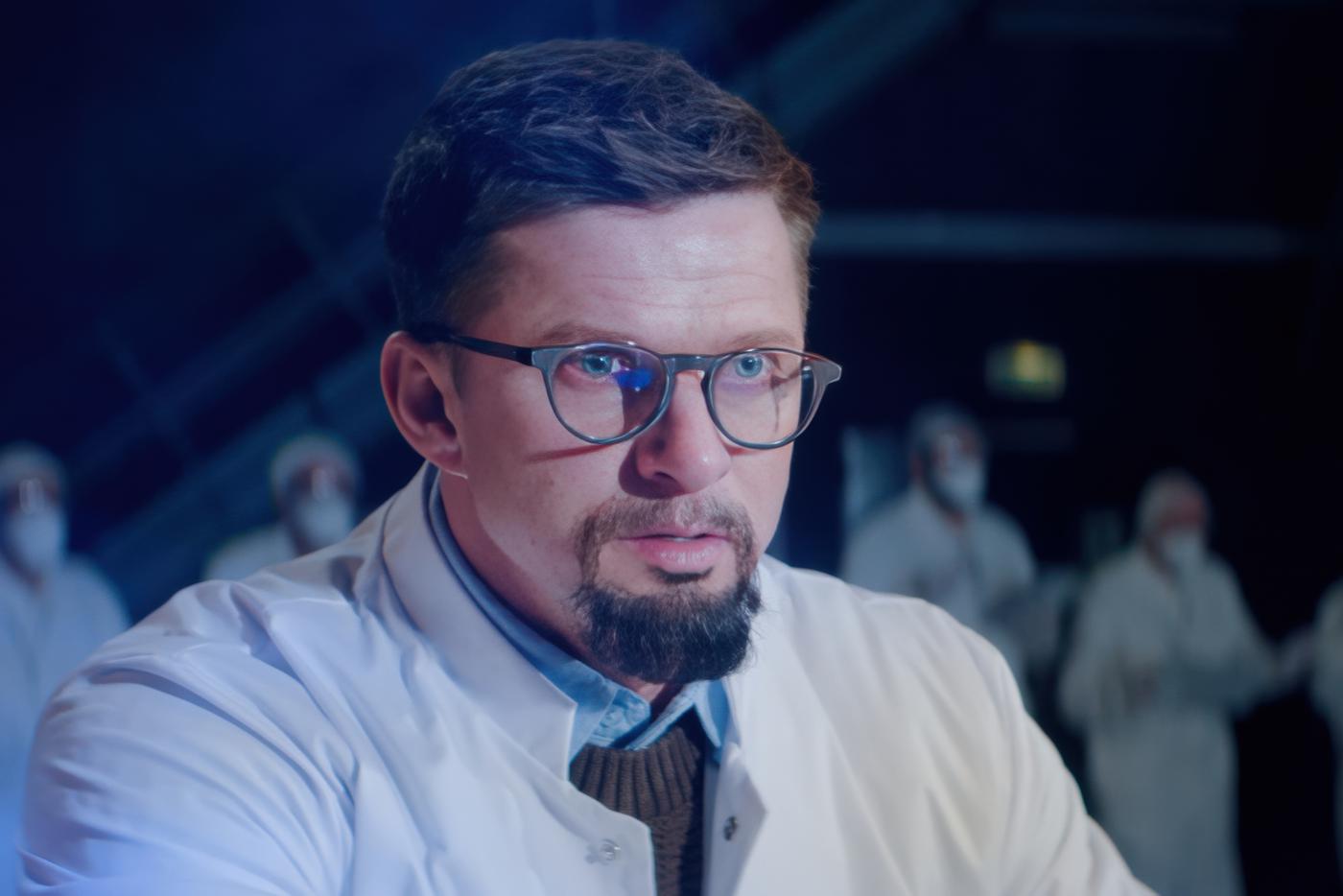 Роман Курцын сыграл профессора, разработавшего машину времени.