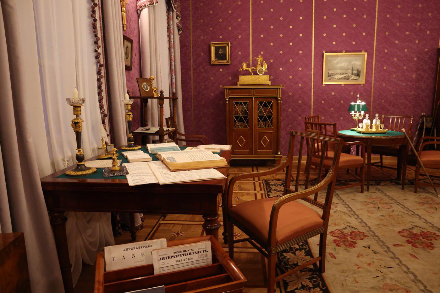 В кабинете поэта почти такие же лиловые обои, как и 195 лет назад.