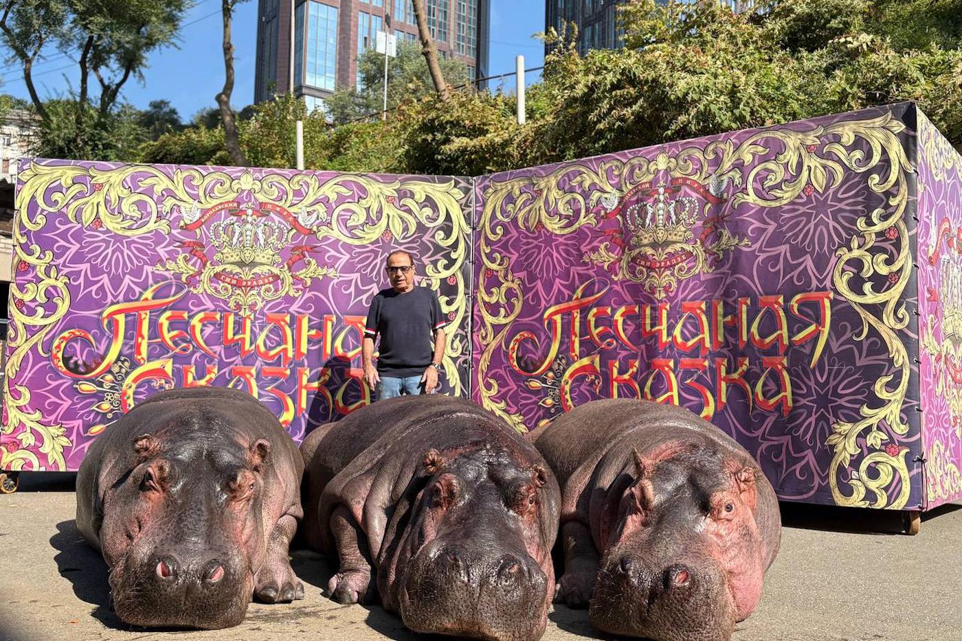 Слева направо: Яна, Злата, Аида и их "папа" Тофик Ахундов 