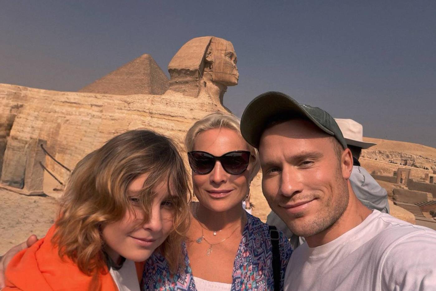 Светлана Пермякова с дочкой Варей и её отцом.