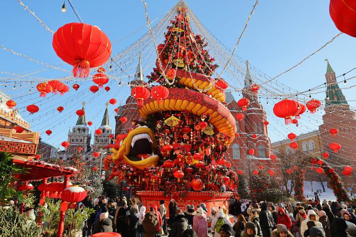 Китайская гимнастика, маотай и игра в го с роботом: как отметить восточный праздник в Москве