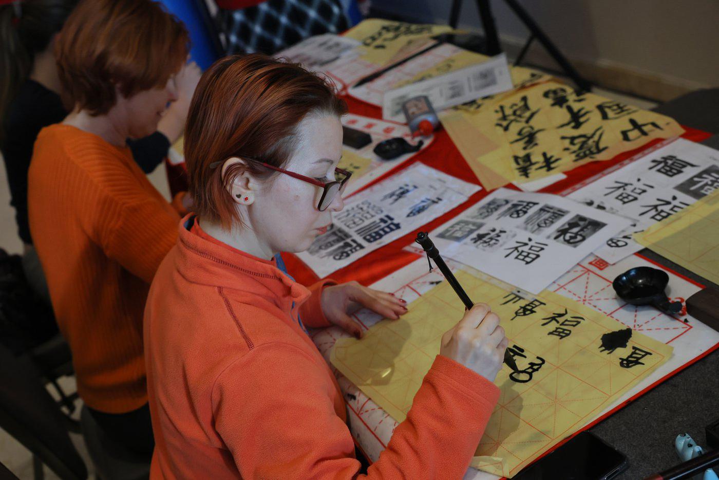 Перед тем как начать выводить иероглифы, ведущие мастер-класса объясняли, как правильно держать кисть.