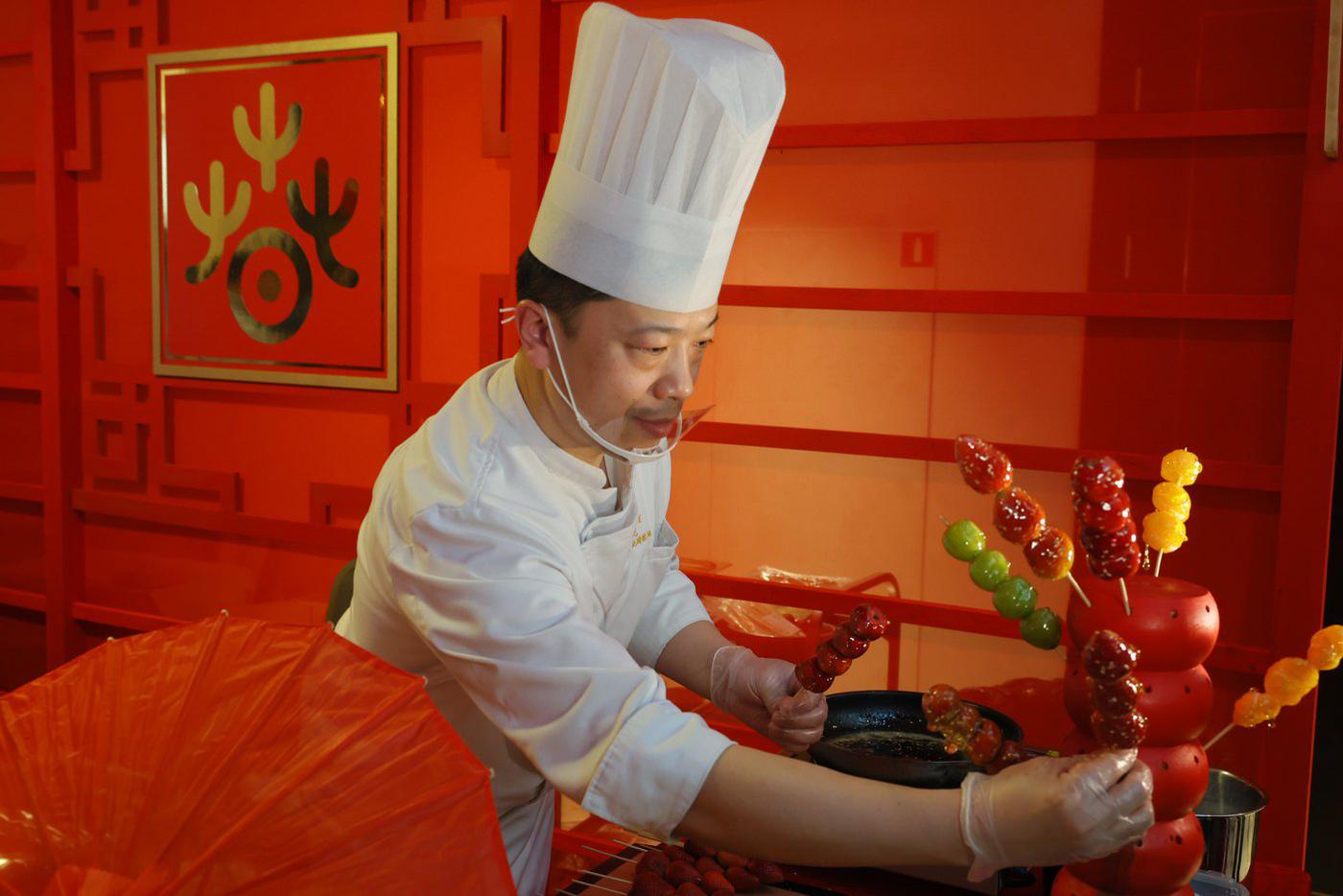 Фрукты в карамели – традиционная китайская сладость, внутри могут быть яблоки, мандарины, виноград и боярышник.