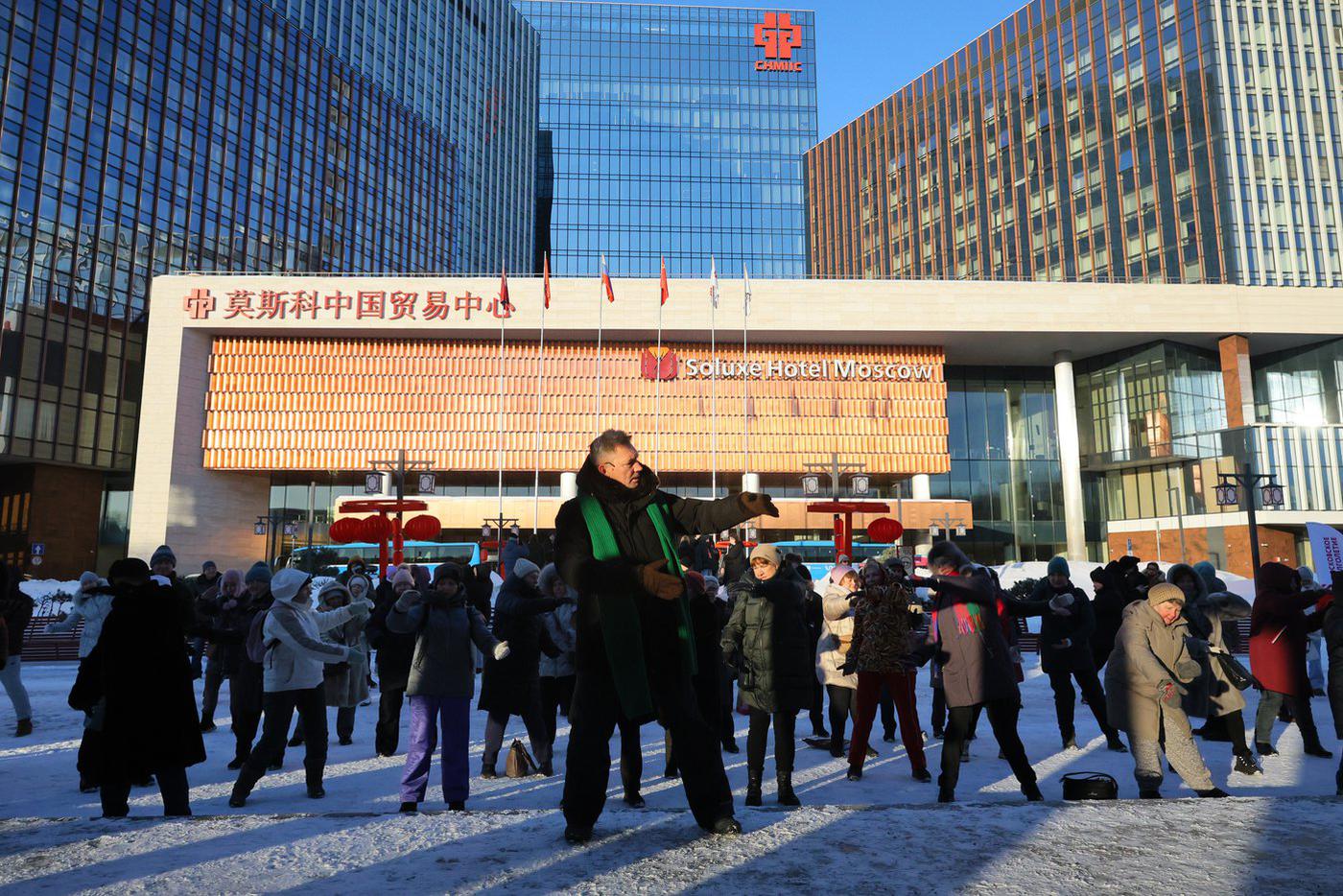 Долголеты старательно повторяют за мастером.