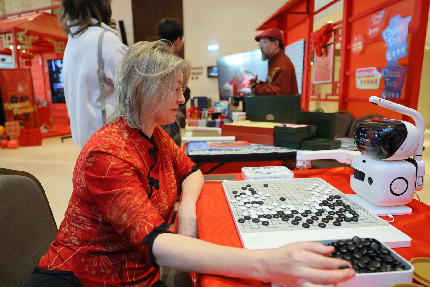 Робота не сбить с толку, даже если сесть перед ним в ярко-красной рубашке – он сосредоточен на своём деле.