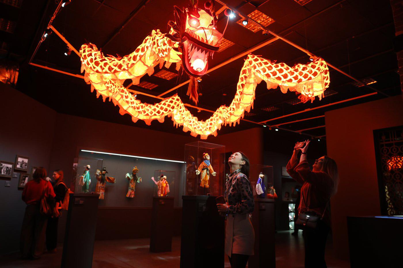 Дракон под потолком Музея Москвы охраняет коллекцию кукол, которые из Китая для своего театра привёз Сергей Образцов.