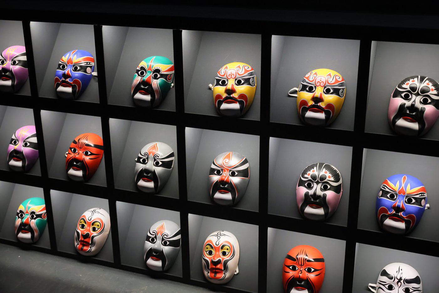 Эти маски на выставке можно примерить на себя.