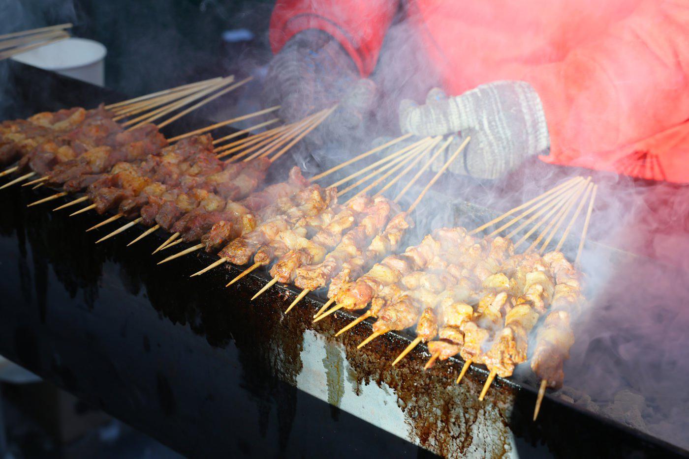 Шашлычки на Манежной площади пользуются особенным спросом.