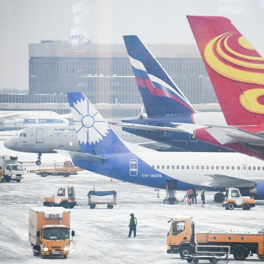 Снегопад в Москве нарушил расписание аэропортов: рейсы задержаны и отменены. Московские воздушные гавани столкнулись с последствиями сильного снегопада: три рейса отменены, несколько задержаны более чем на два часа, а шесть самолётов перенаправлены на запасные аэродромы