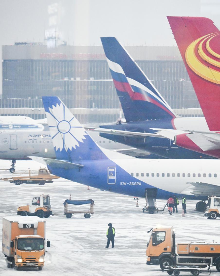 Снегопад в Москве нарушил расписание аэропортов: рейсы задержаны и отменены. Московские воздушные гавани столкнулись с последствиями сильного снегопада: три рейса отменены, несколько задержаны более чем на два часа, а шесть самолётов перенаправлены на запасные аэродромы
