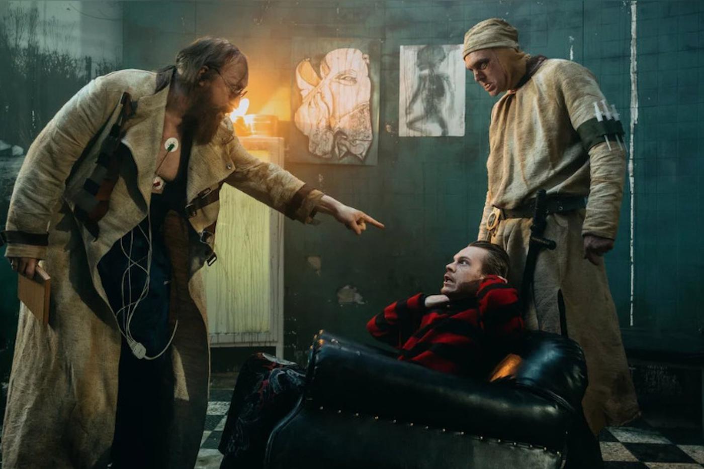 Психотерапевт (Гоша Куценко) отправляет Князя (Влад Коноплёв) в сумасшедший дом.