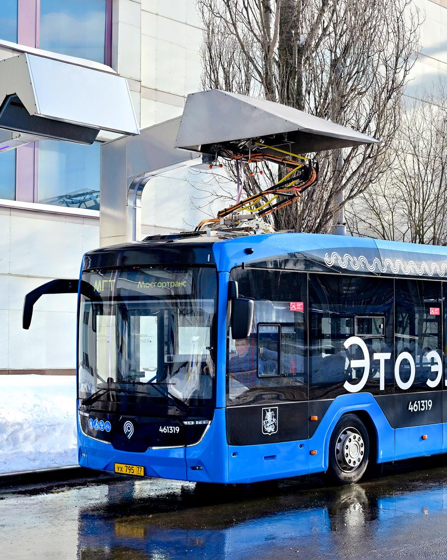 В Москве начали испытания зарядной станции с пантографом инвертированного типа для электробусов. Москва продолжает активно развивать систему наземного городского транспорта. Современные, безопасные и удобные транспортные средства обеспечивают пассажирам комфортные поездки к станциям рельсового каркаса, а также к ключевым социальным, культурным, спортивным объектам и другим востребованным городским локациям