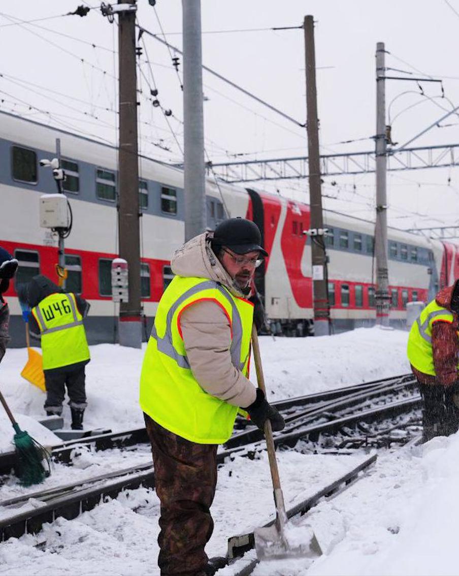 Сотрудники Московского транспорта круглосуточно очищают транспортную инфраструктуру столицы от снега
