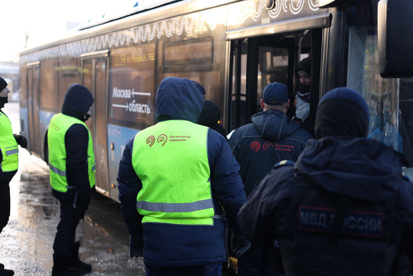 Усиленная проверка оплаты проезда впервые прошла около станции метро "Филёвский парк"