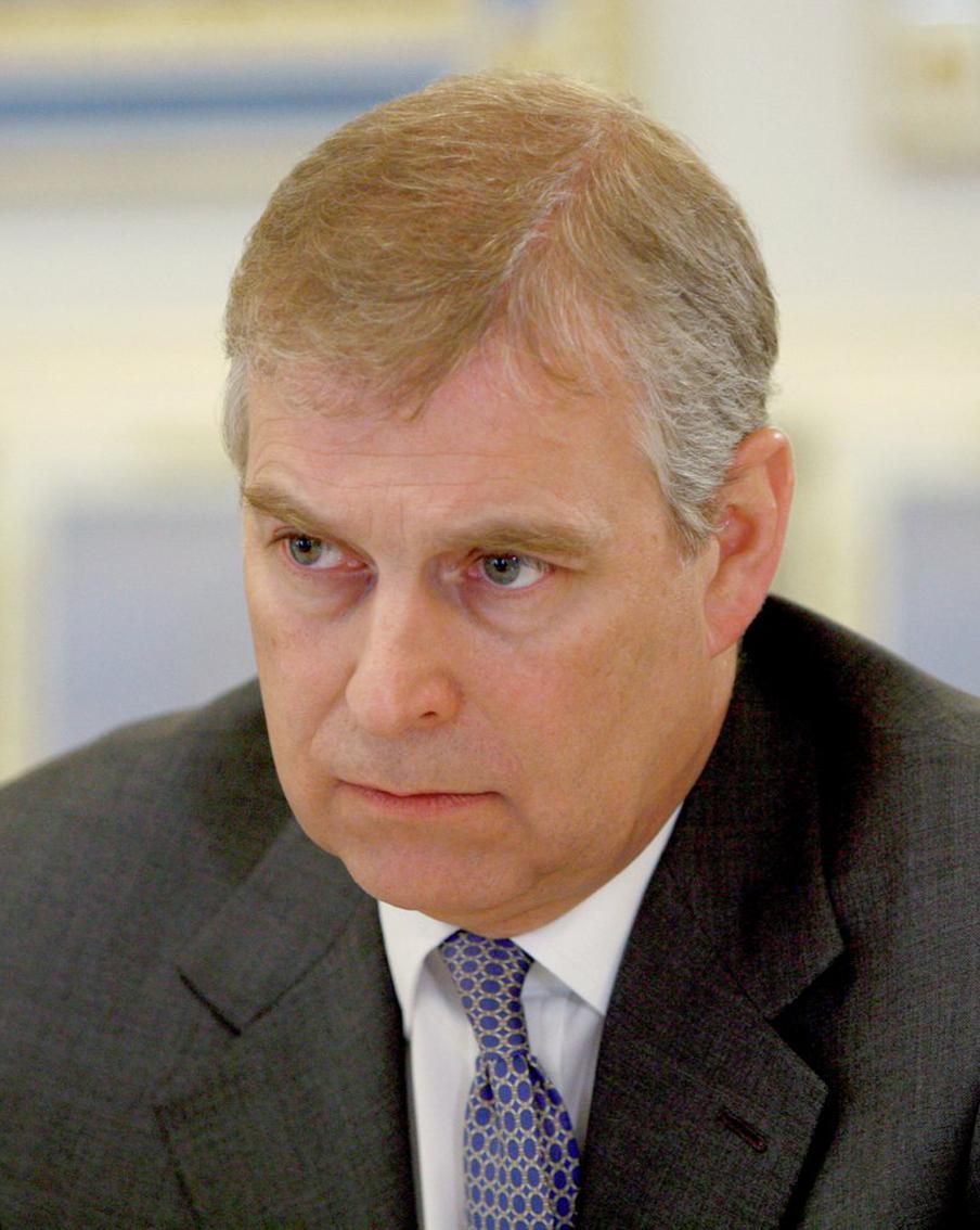 Би-би-си: экс-принц Эндрю задержан по делу Джеффри Эпштейна. Британская полиция провела задержание члена королевской семьи в день его рождения. К резиденции прибыло несколько служебных автомобилей, после чего начались процессуальные действия