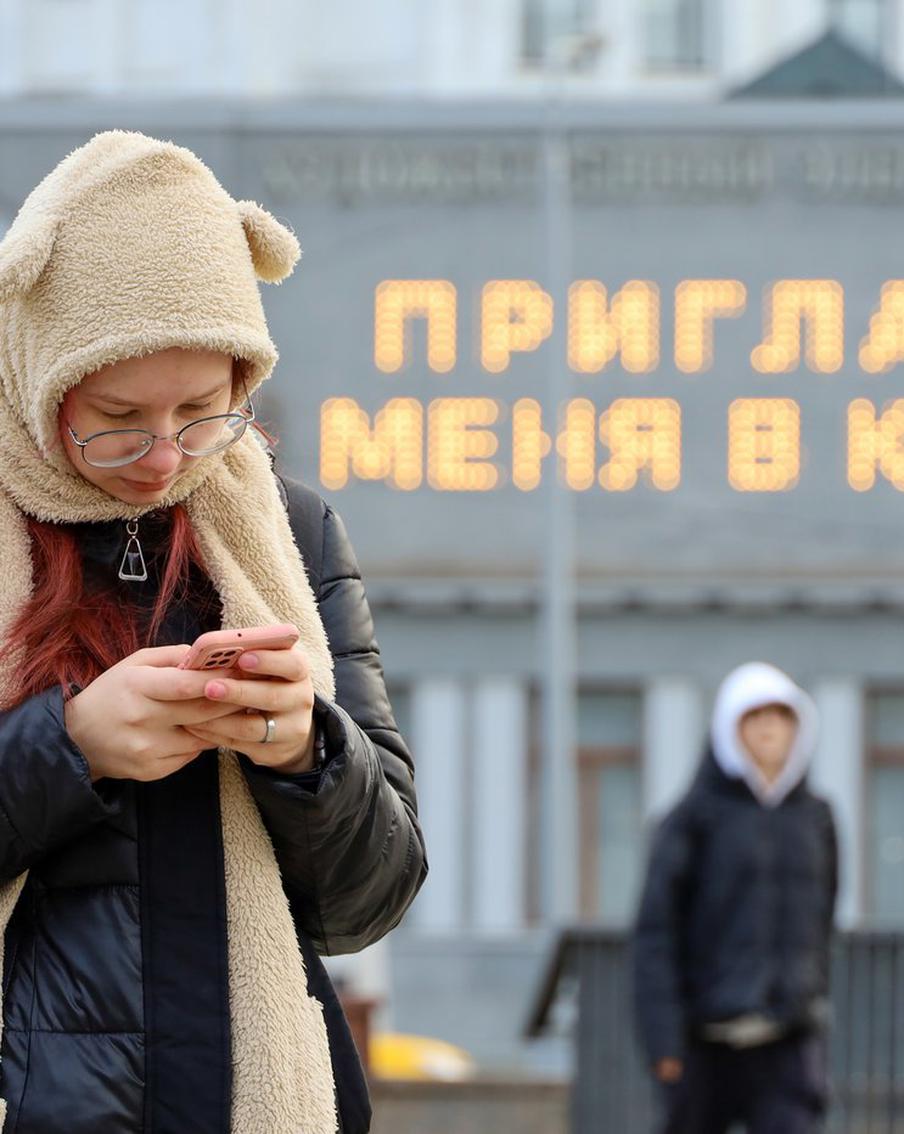 Зумеры осваивают российские соцсети на фоне замедления Telegram: как на них реагируют пользователи?