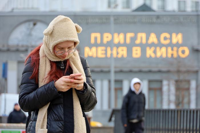 Зумеры осваивают российские соцсети на фоне замедления Telegram: как на них реагируют пользователи?