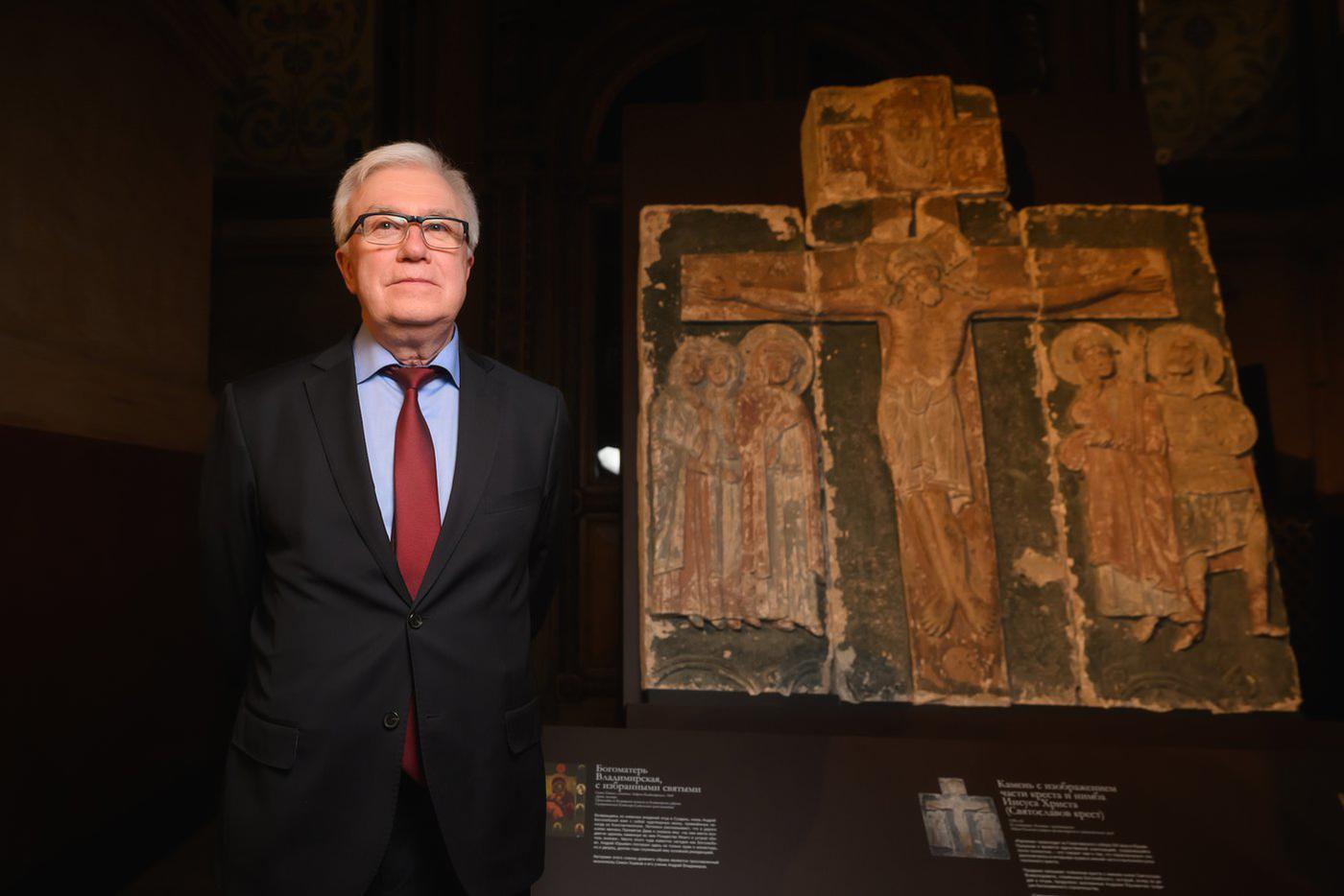 Генеральный директор Исторического музея Алексей Левыкин возле "Святославова креста".