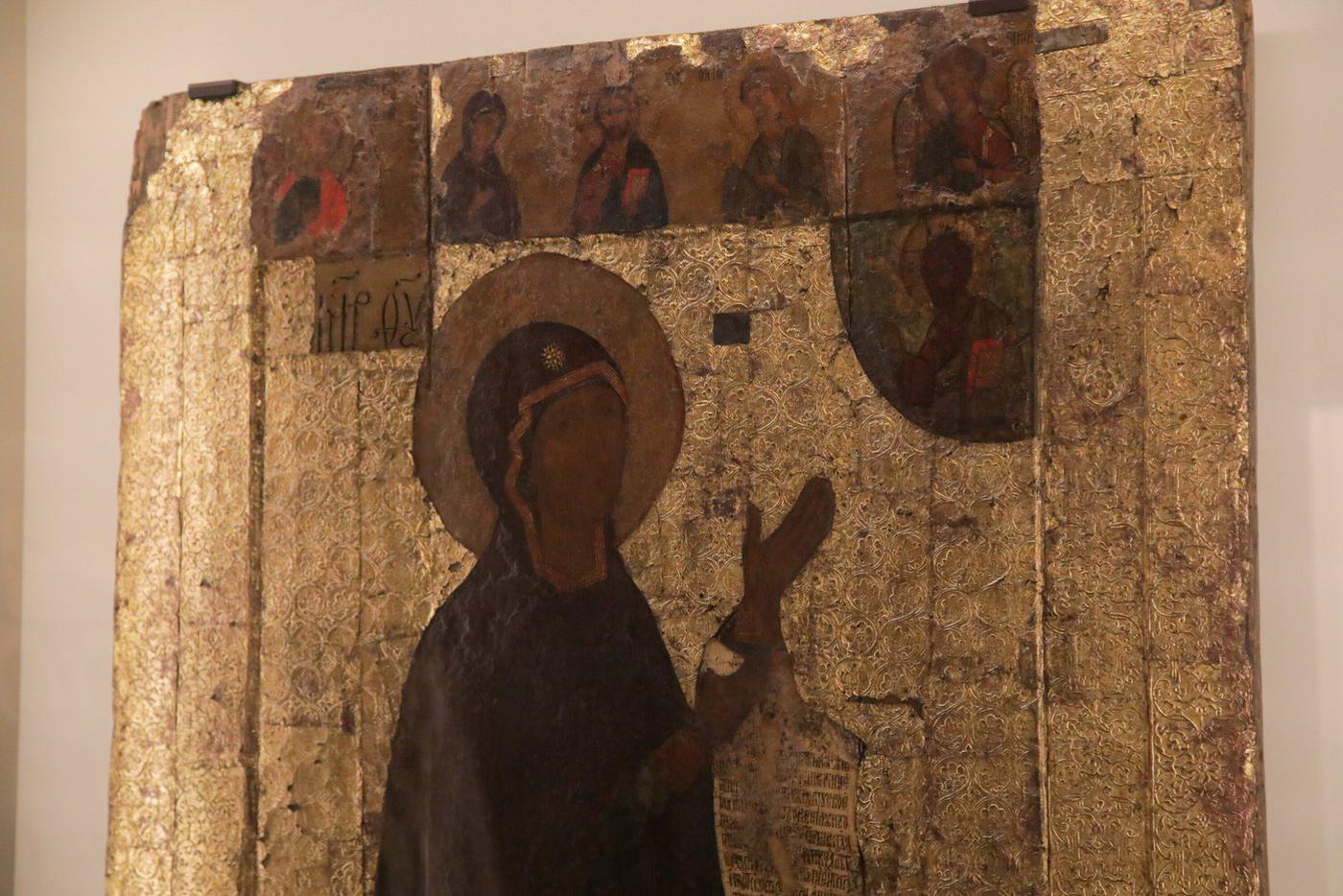 Икона "Богоматерь Боголюбская", вторая половина XVI века. Это самый ранний список с иконы, написанной по распоряжению князя Андрея Боголюбского в память о явлении ему Богородицы.