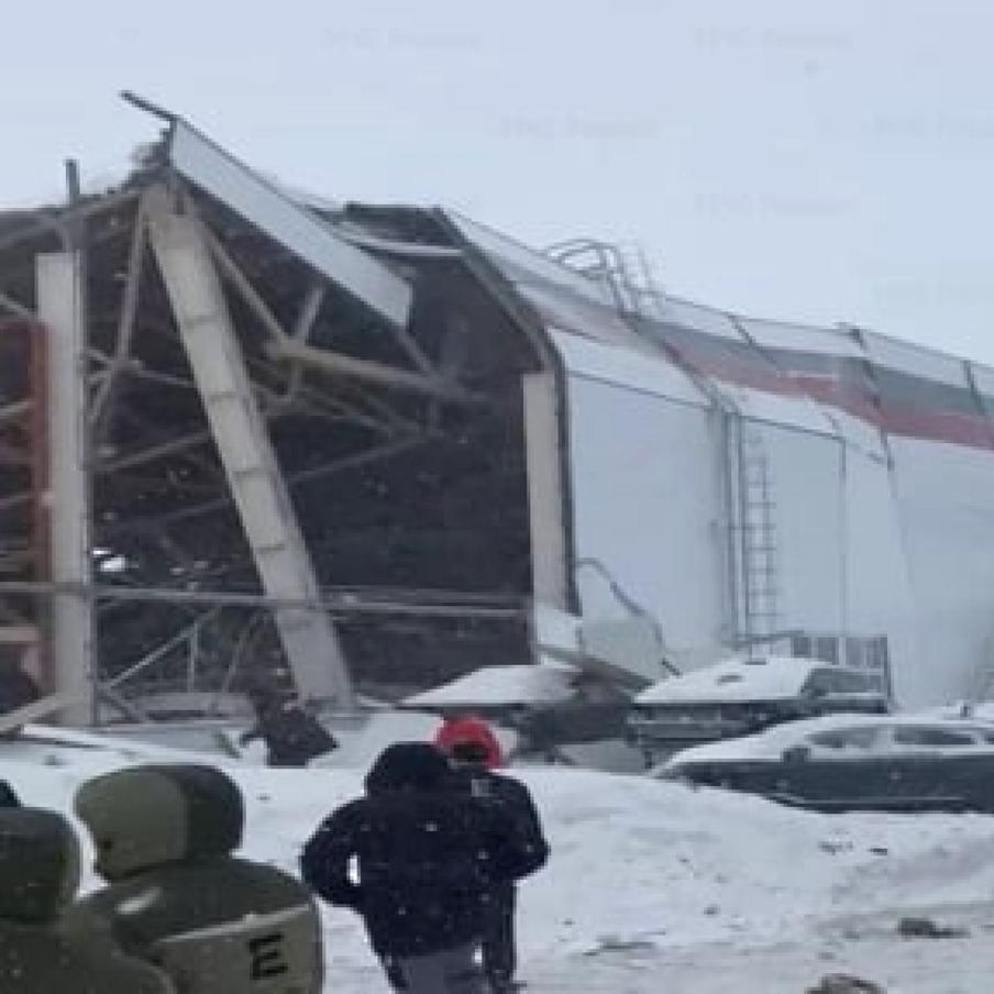 Скопление снега могло привести к обрушению крыши завода в Липецкой области. Инцидент произошёл на промышленном объекте, где спасатели оперативно извлекли людей из-под завалов. Пострадавших осматривают врачи, а власти назвали предварительную причину инцидента