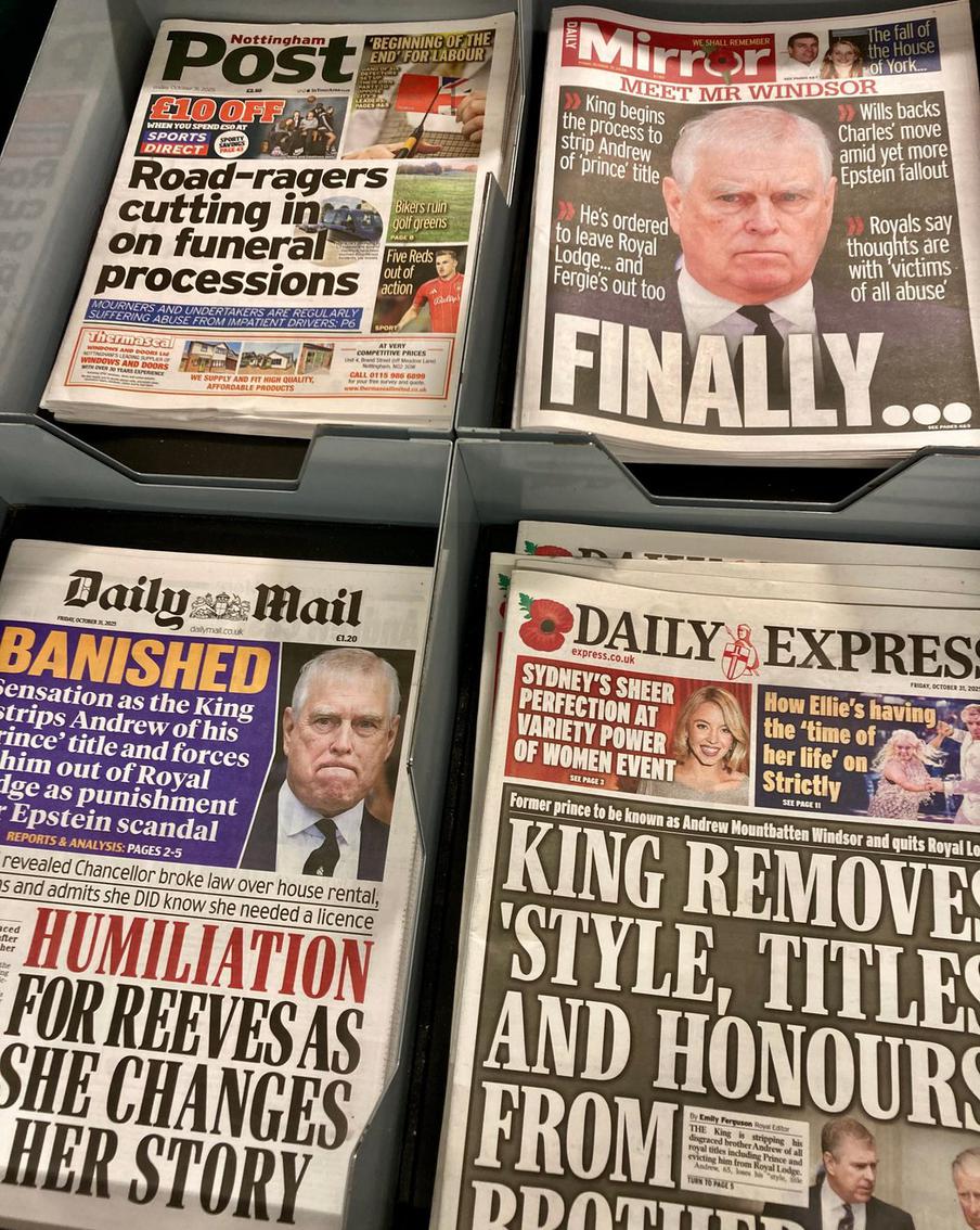 Заголовки британских газет в день, когда Эндрю был лишён всех титулов королём Великобритании.