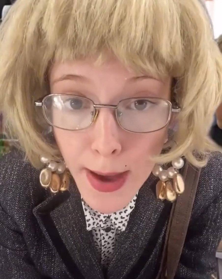 "Дорогу педагогу": блогерша зарегистрировала свою коронную фразу как товарный знак. Это возможно?